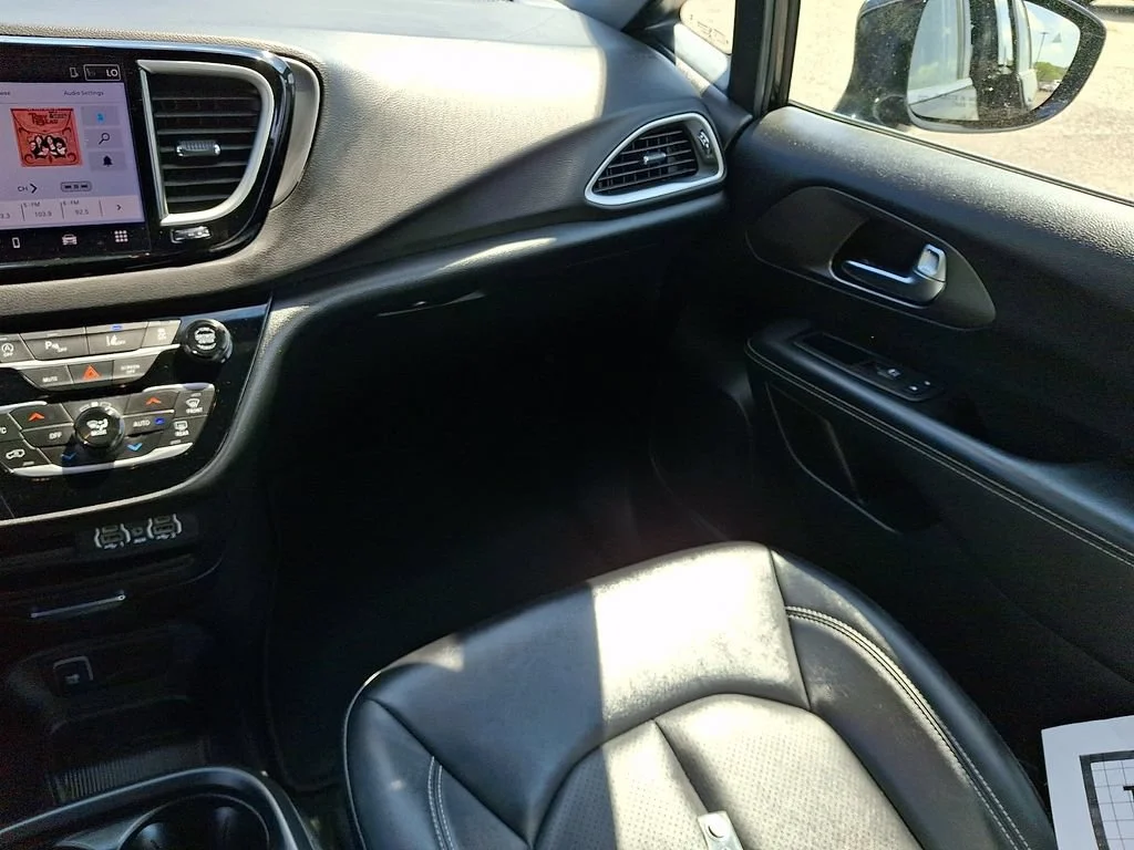 Used 2025 Diamond Black Crystal Pearlcoat Chrysler Select image 17