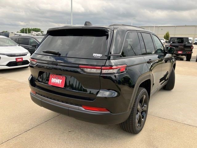 New 2026 Diamond Black Crystal Pearl-Coat Exterior Paint Jeep Limited image 5