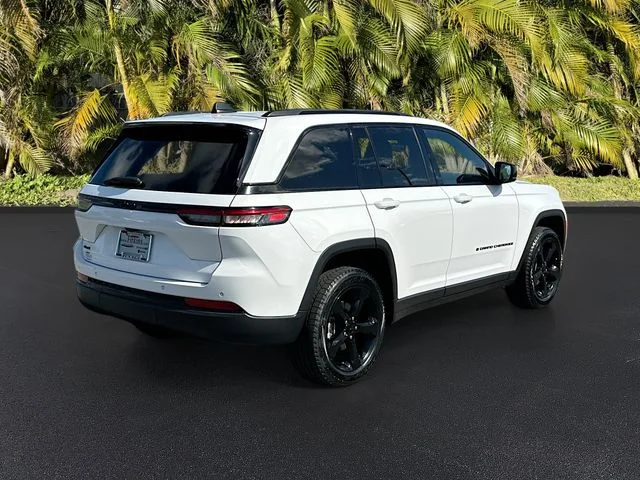 Used 2023 White/off-white Jeep Altitude X image 5
