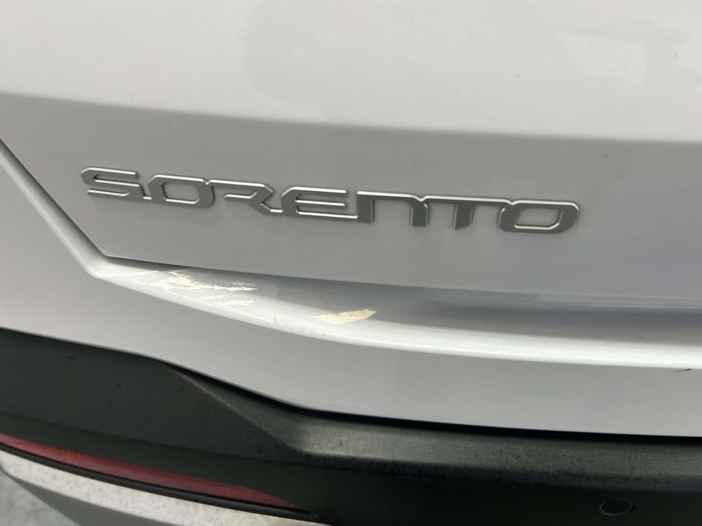 Used 2025 White Kia S image 10