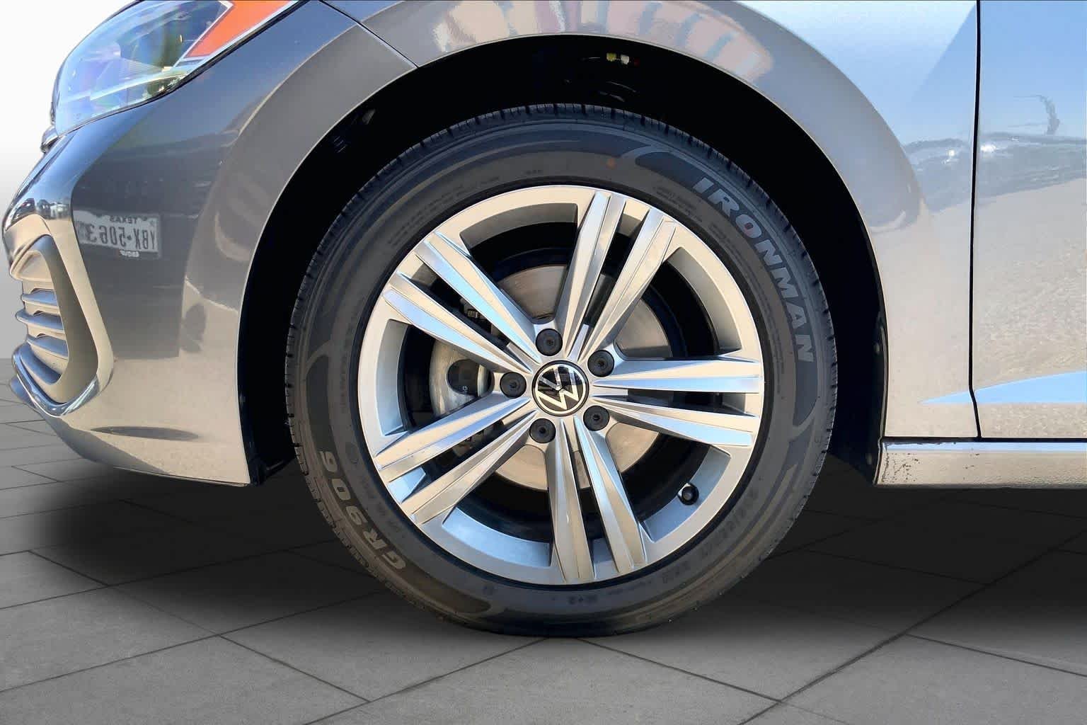 Used 2024 Platinum Gray Metallic Volkswagen SE image 11