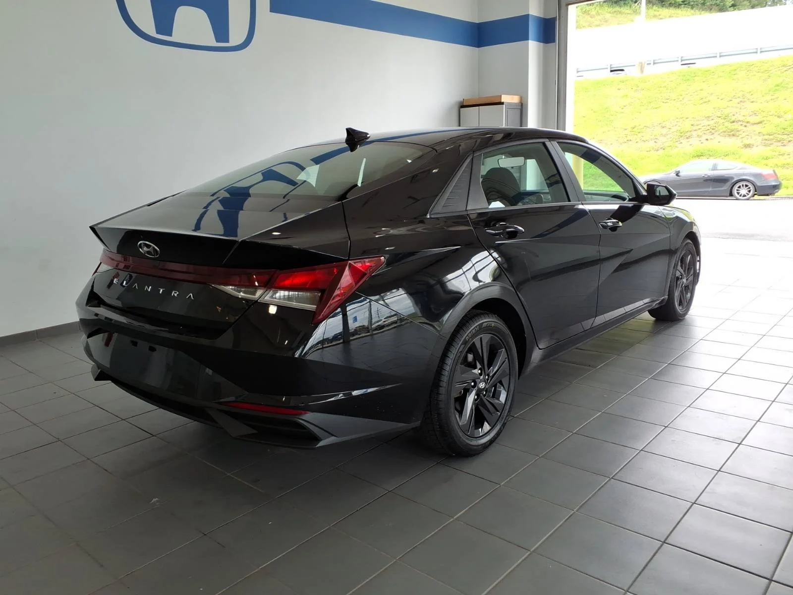 Used 2023 Phantom Black Hyundai SEL image 5