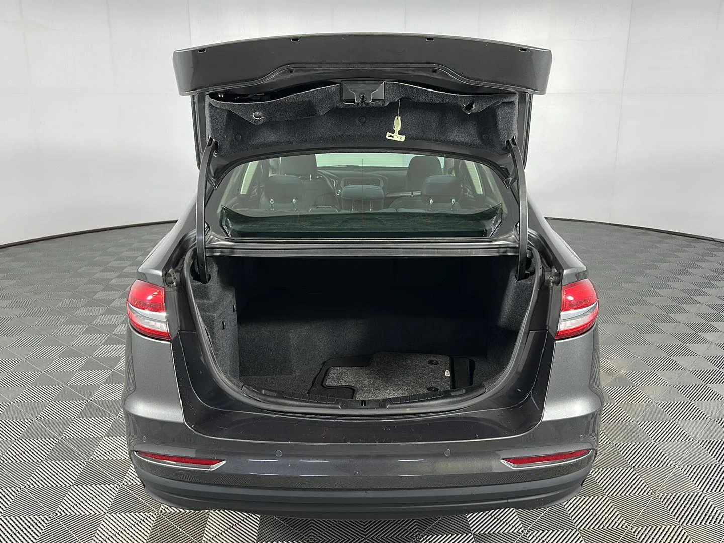 Used 2020 Magnetic Ford SE image 20