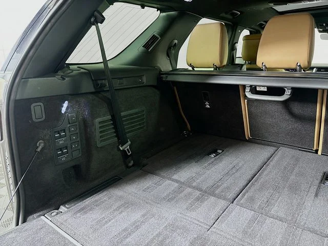 Used 2023  Land Rover Metropolitan Edition image 6