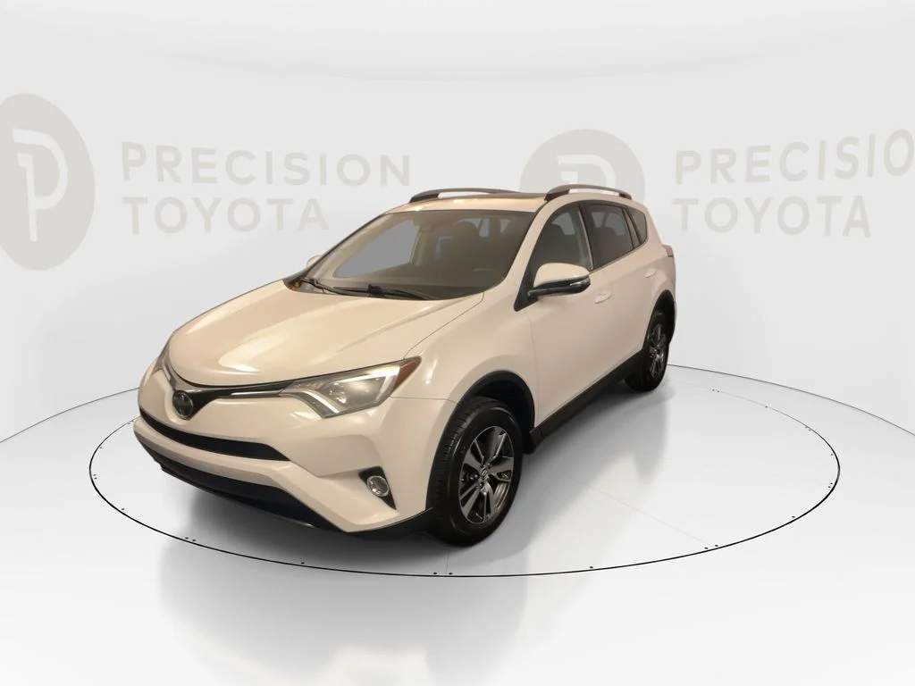 Used 2018 Super White Toyota XLE image 7