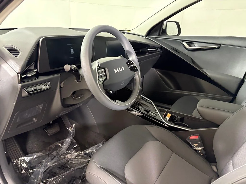 New 2026 Snow White Pearl Kia LX image 22
