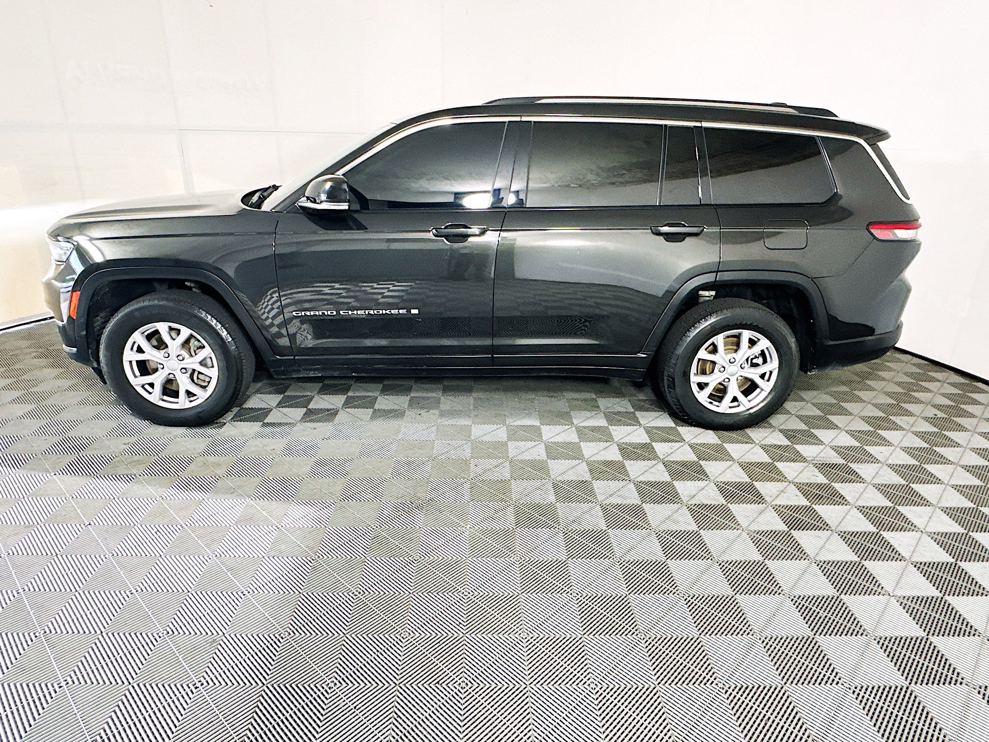 Used 2021 Rocky Mountain Pearlcoat Jeep Limited image 6