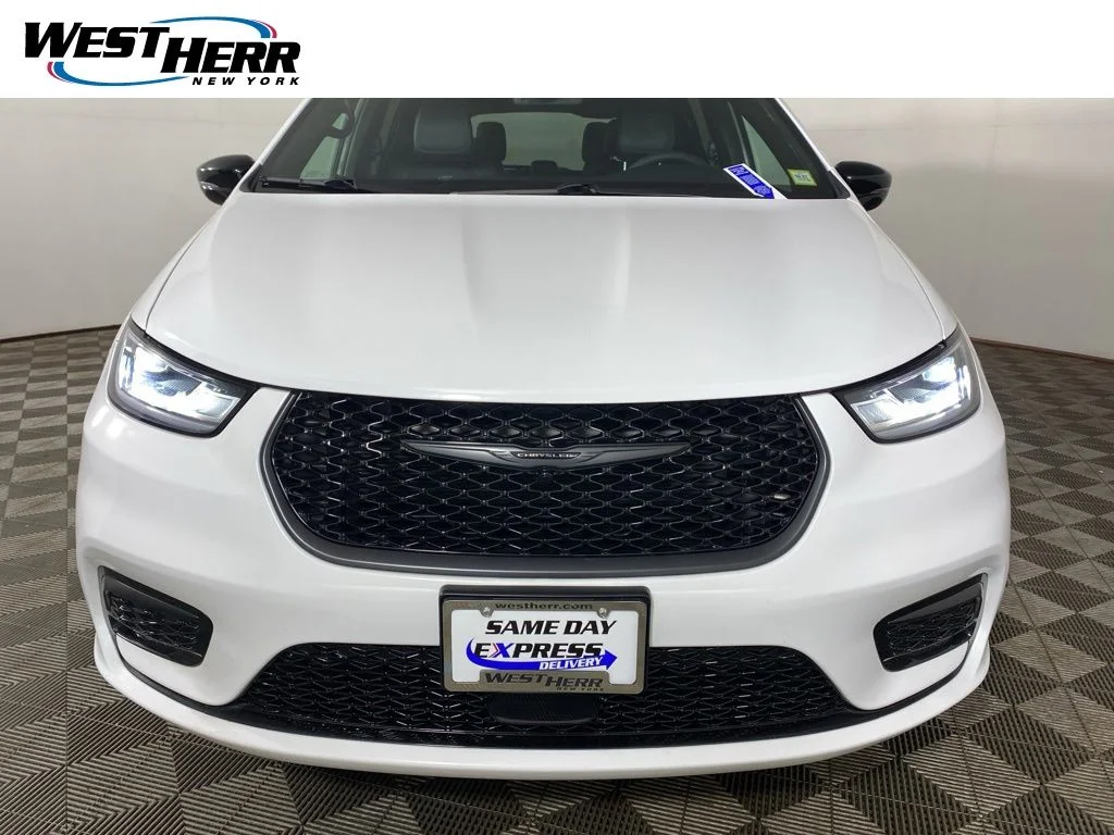 2026 Chrysler Pacifica Select's photo