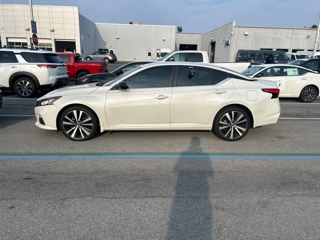 Used 2019 White Nissan 2.5 SR image 8