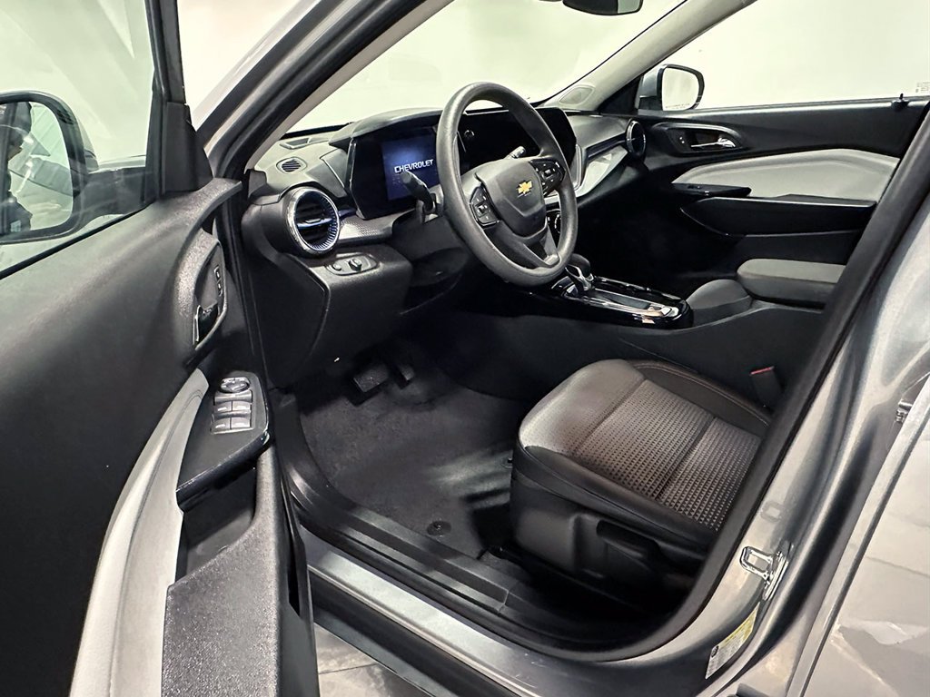 Used 2025 Gray Chevrolet LT image 17