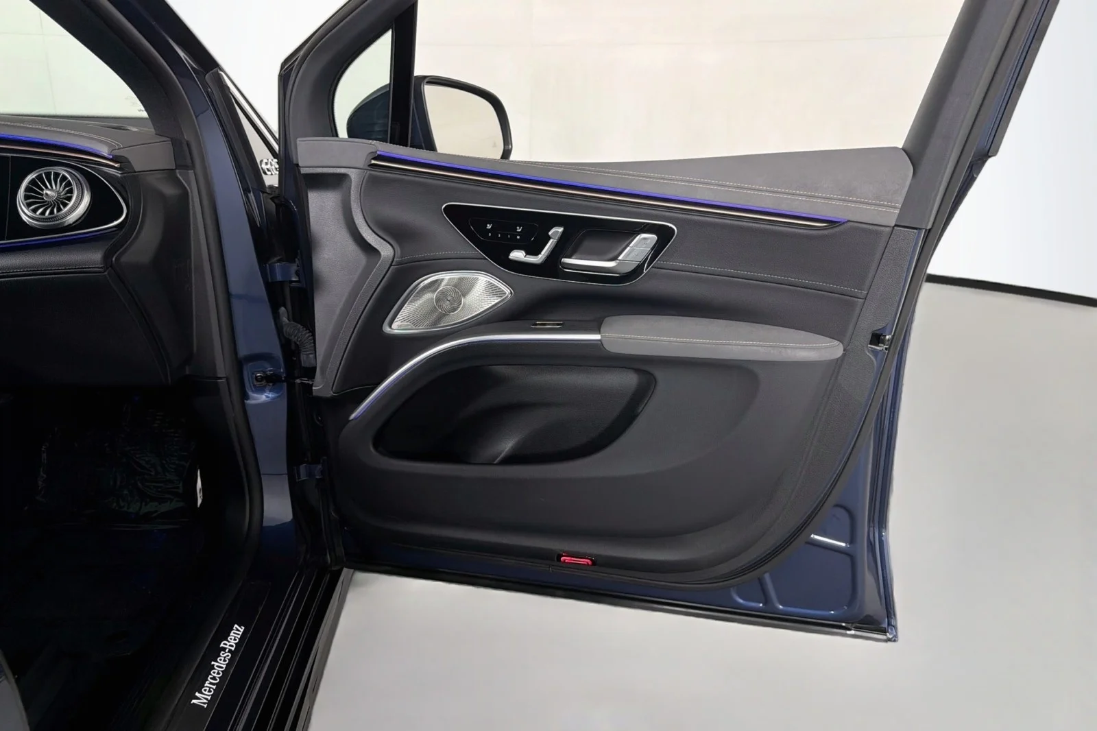 Used 2023 Twilight Blue Metallic Mercedes-Benz 580 image 25