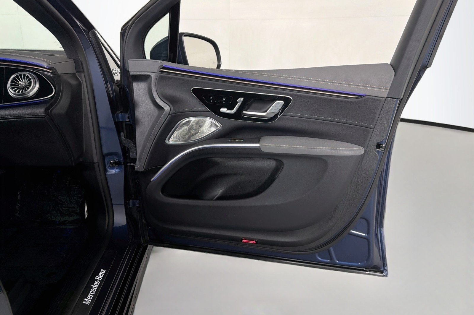 Used 2023 Twilight Blue Metallic Mercedes-Benz 580 image 25
