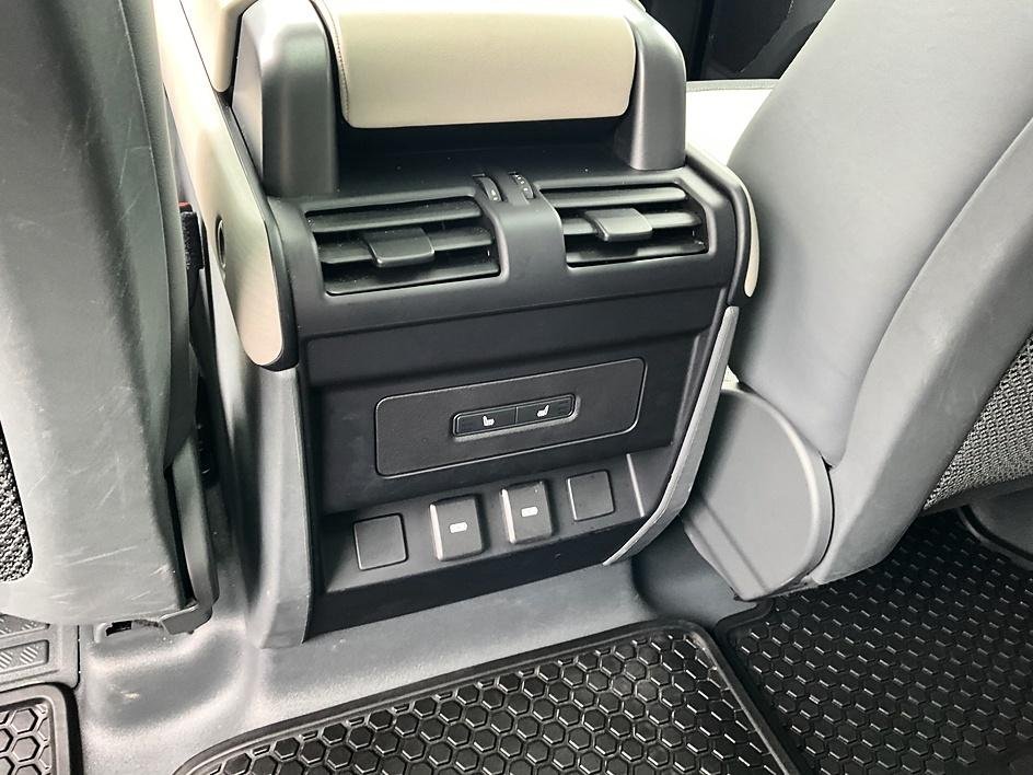 Used 2024 Black Land Rover X-Dynamic SE image 34