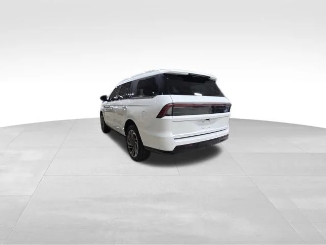 Used 2025 White Metallic Lincoln Reserve image 5