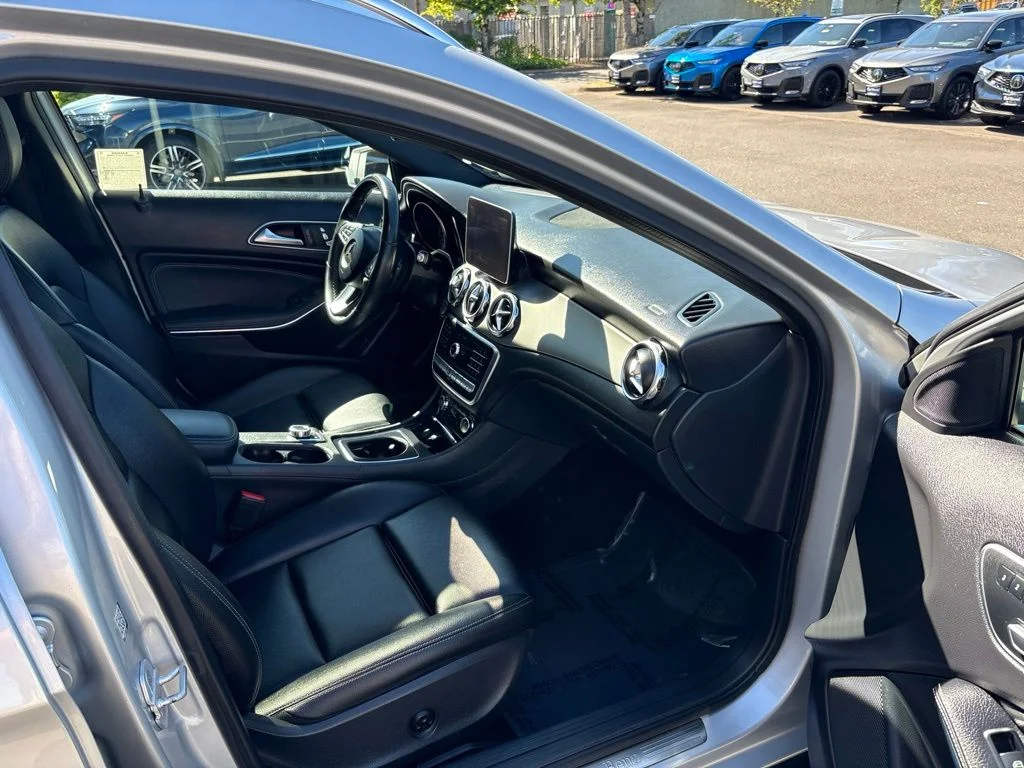 Used 2018 Silver Mercedes-Benz GLA 250 image 23