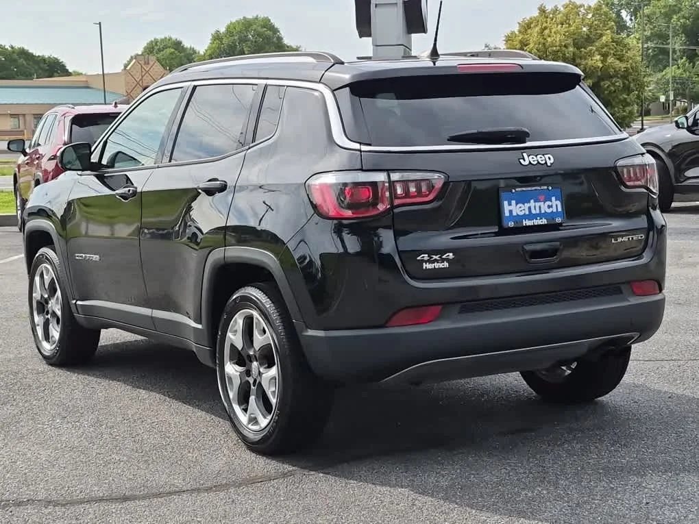 Used 2018 Diamond Black Crystal Pearlcoat Jeep Limited image 4
