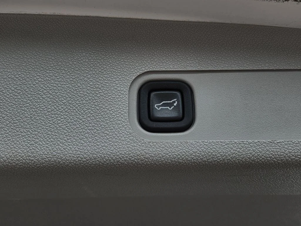 Used 2014 White Chevrolet LTZ image 27