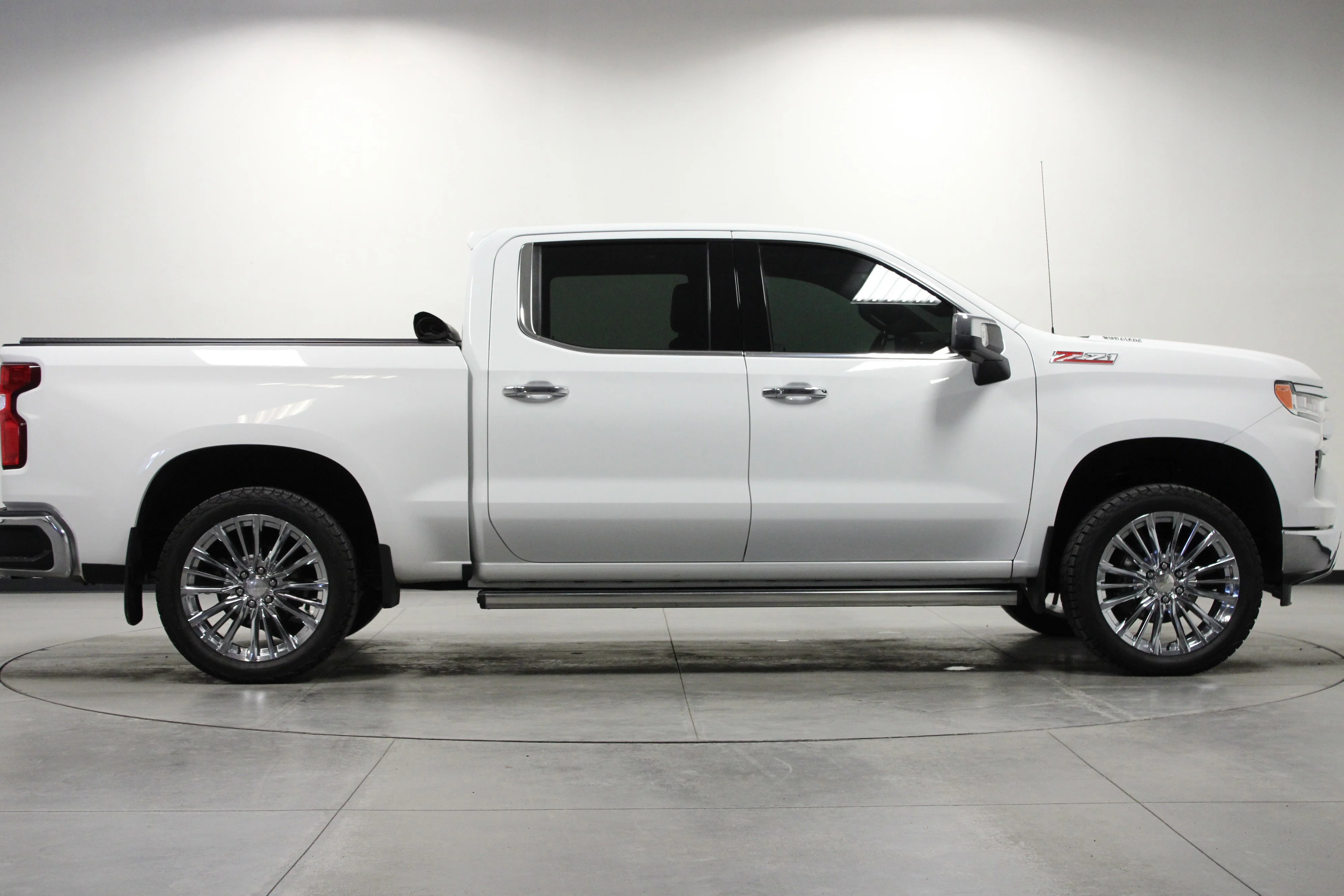 Used 2022 Summit White Chevrolet LTZ image 3