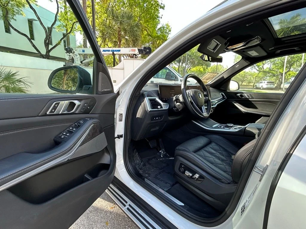 Used 2025 White BMW xDrive40i image 15