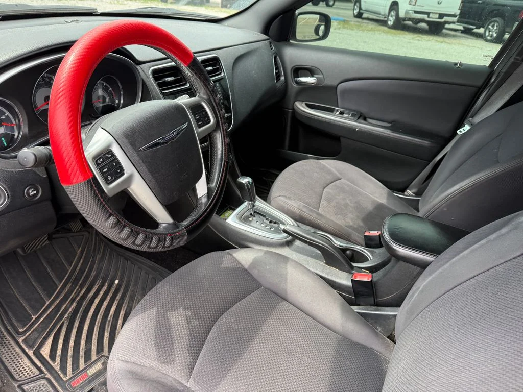 Used 2013 White Chrysler Touring image 11