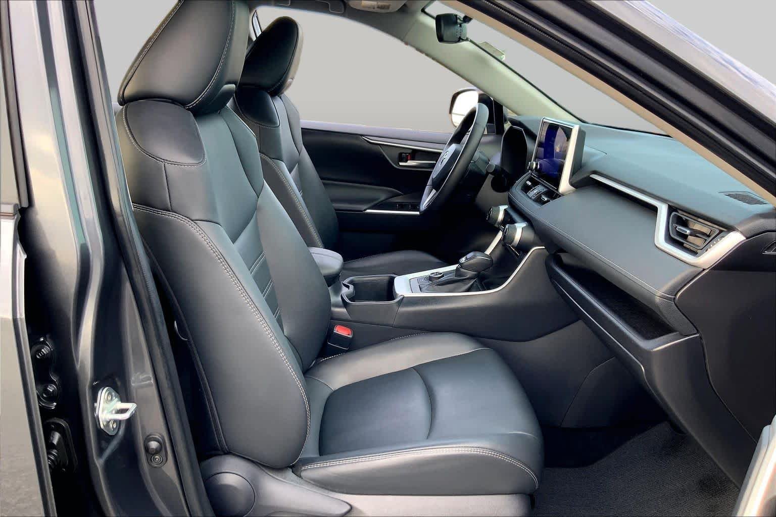 Used 2024 Magnetic Gray Metallic Toyota Hybrid XLE Premium image 9