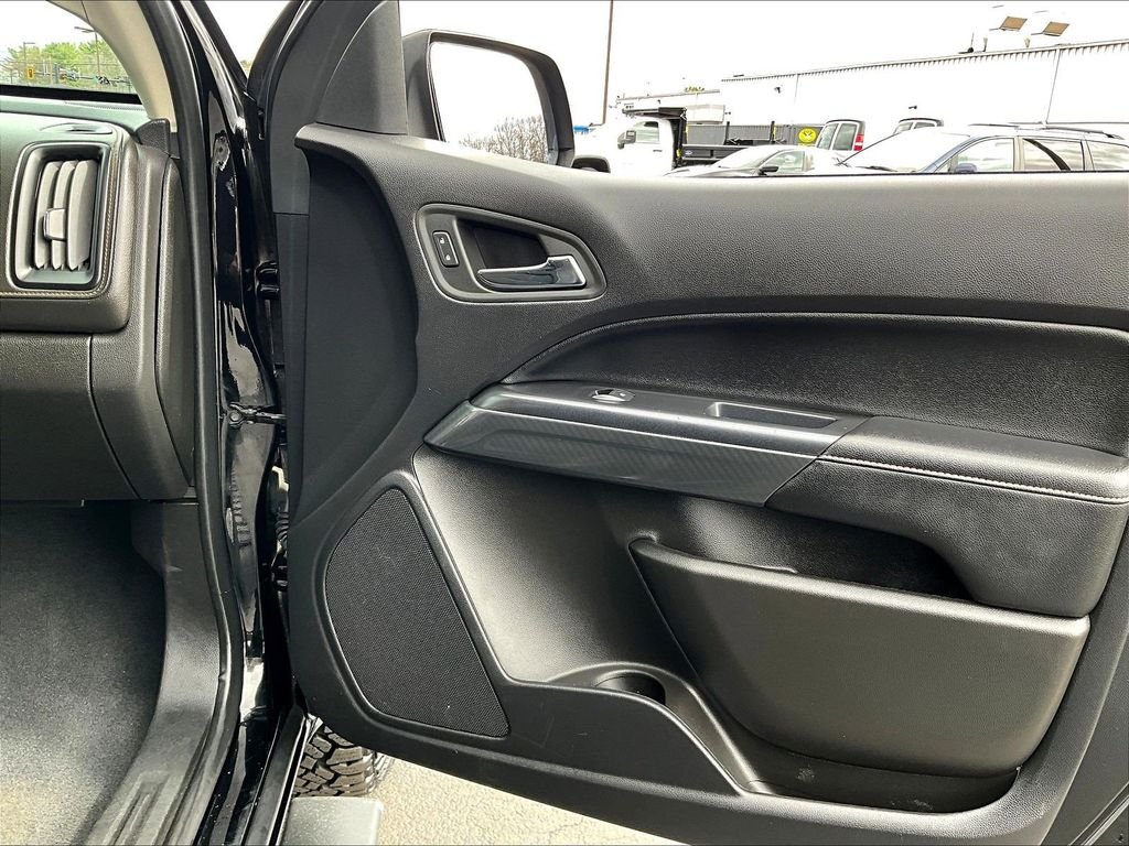 Used 2022 Black GMC AT4 w/Cloth image 12