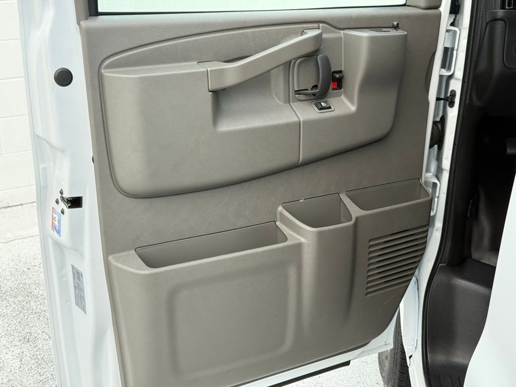 2025 Chevrolet Express Cargo Work Van - Photo 17