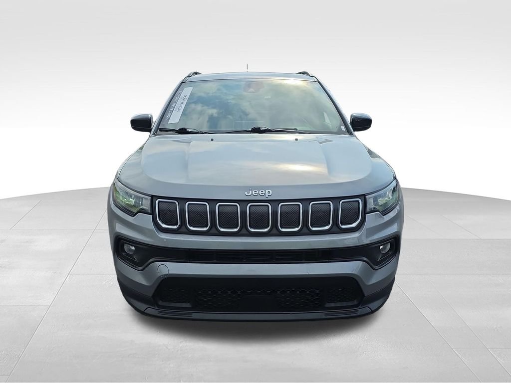 Used 2022 Silver Jeep Latitude image 9