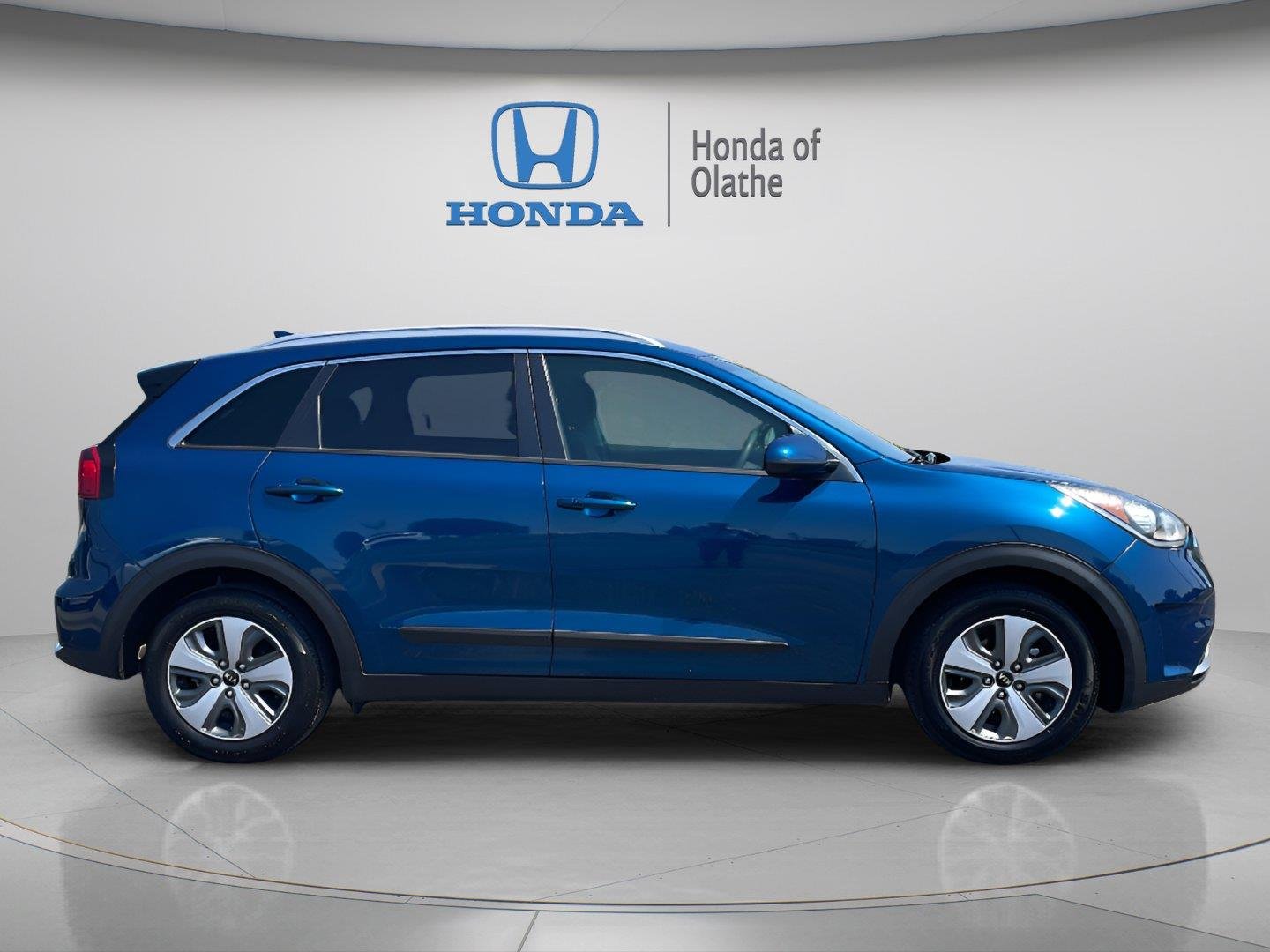 Used 2019 Kia Niro LX with VIN KNDCB3LC0K5343735 for sale in Kansas City
