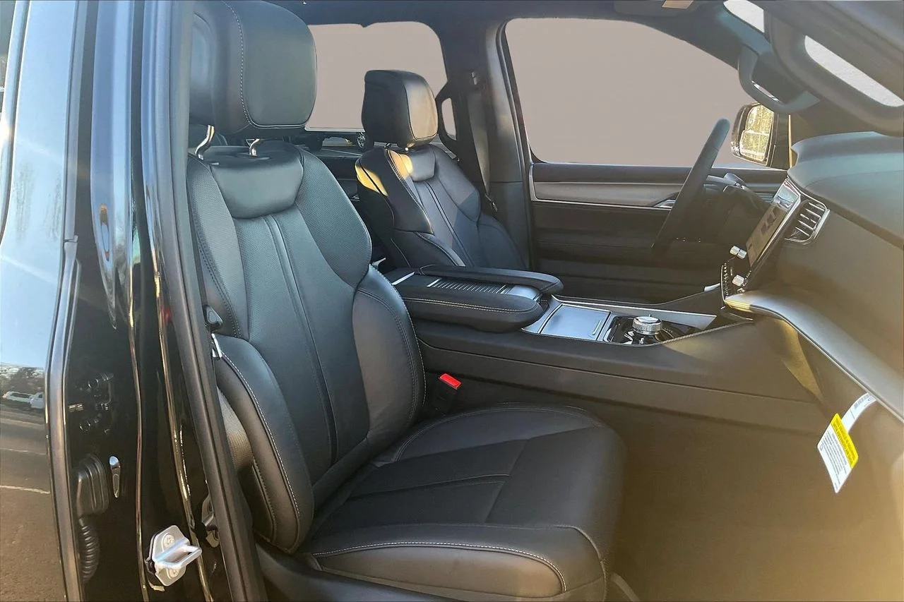 New 2026 High Gloss Black Exterior Paint Jeep Limited Reserve image 24