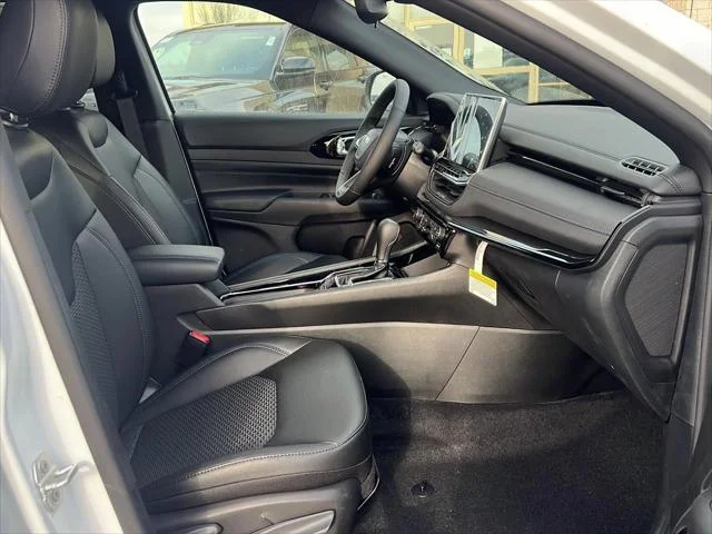 New 2026 Bright White Clearcoat Jeep Latitude image 20