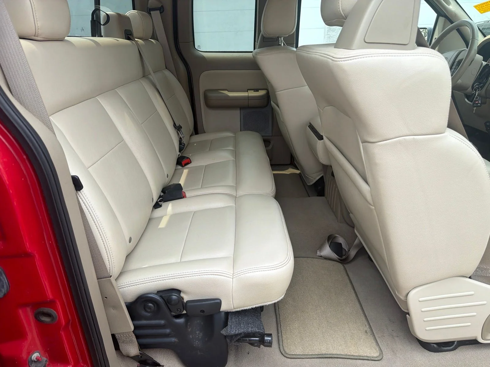 Used 2004 Red Ford Lariat image 25