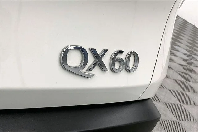 Used 2024 Majestic White INFINITI LUXE image 9