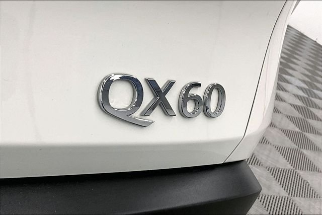 Used 2024 Majestic White INFINITI LUXE image 9