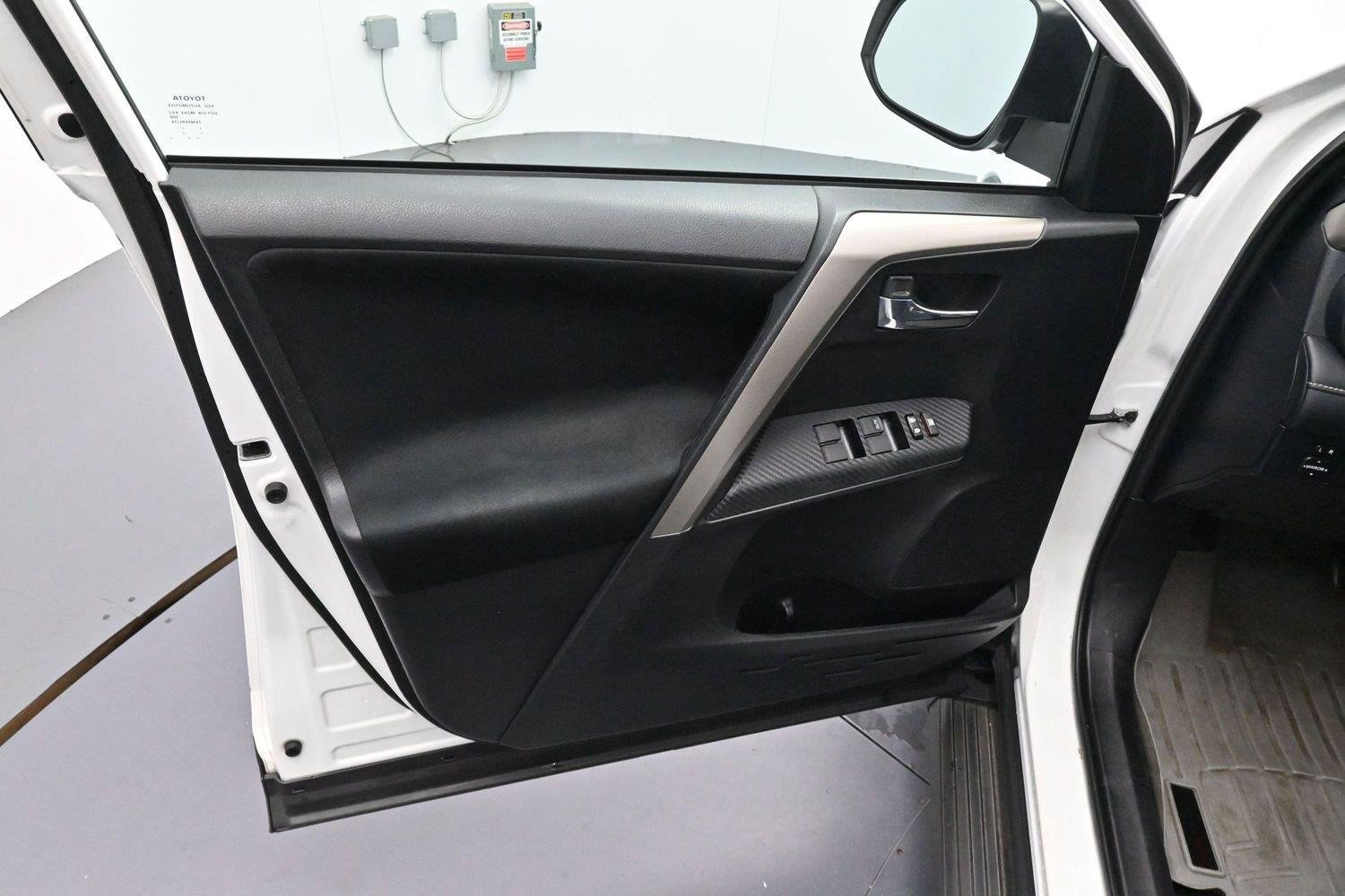 Used 2015 Super White Toyota XLE image 9