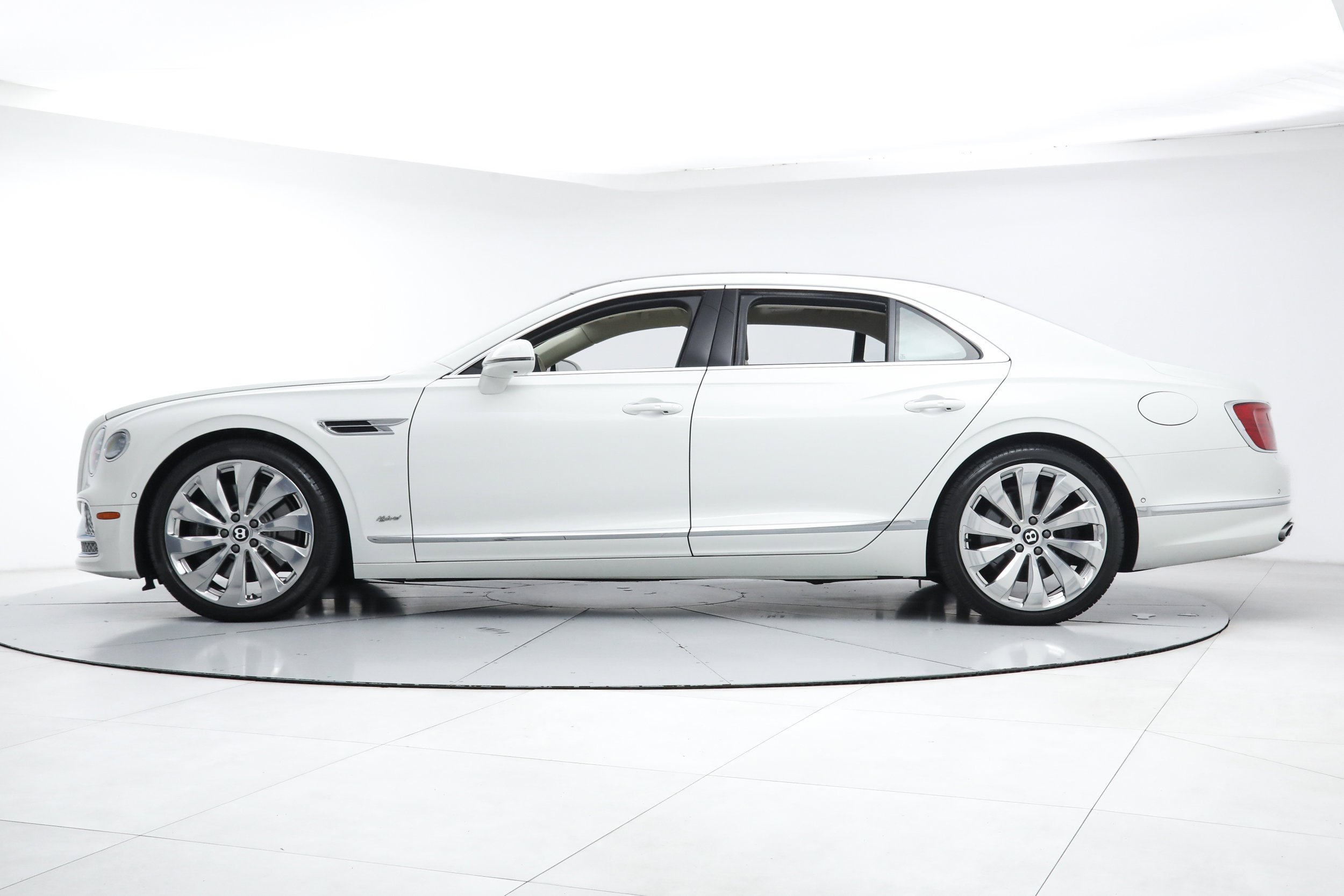 Used 2022 White Bentley  image 2