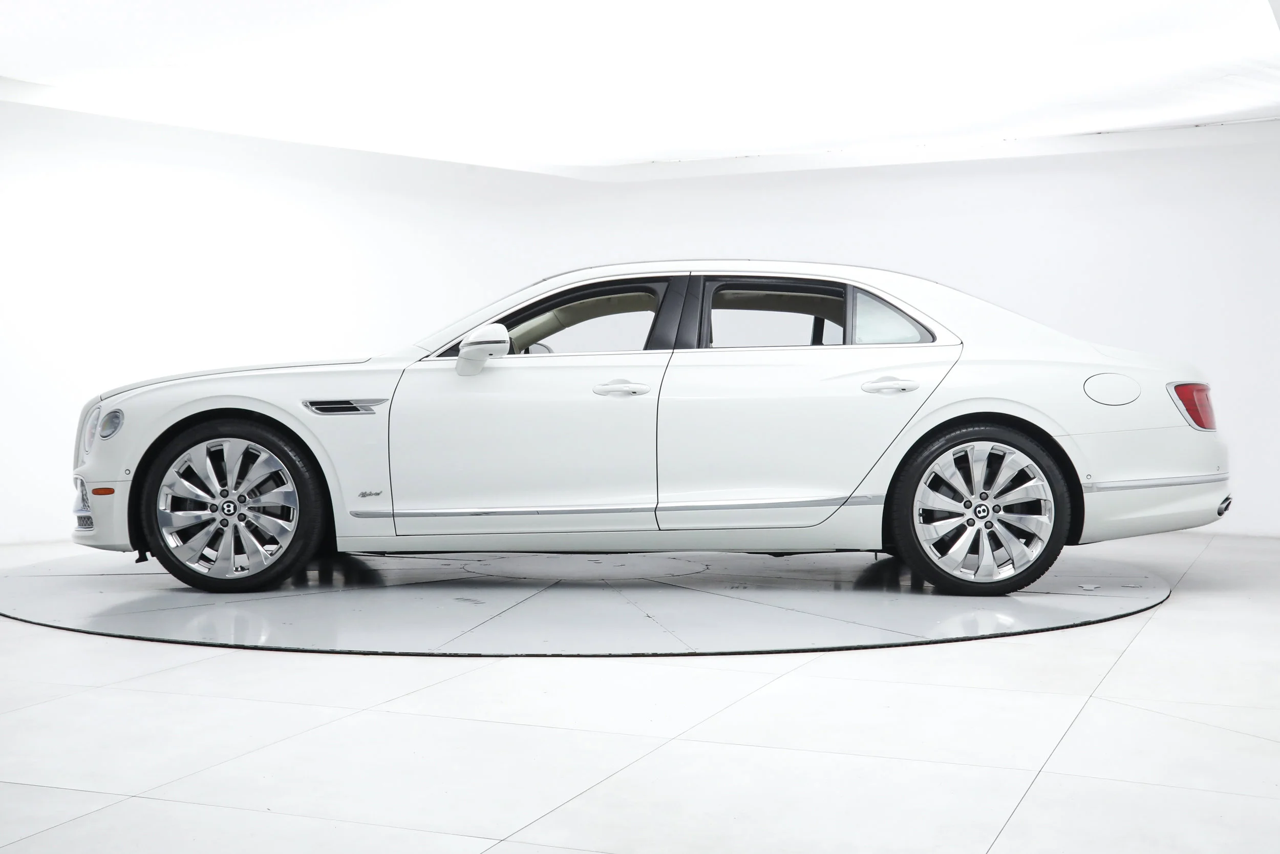 Used 2022 White Bentley  image 2