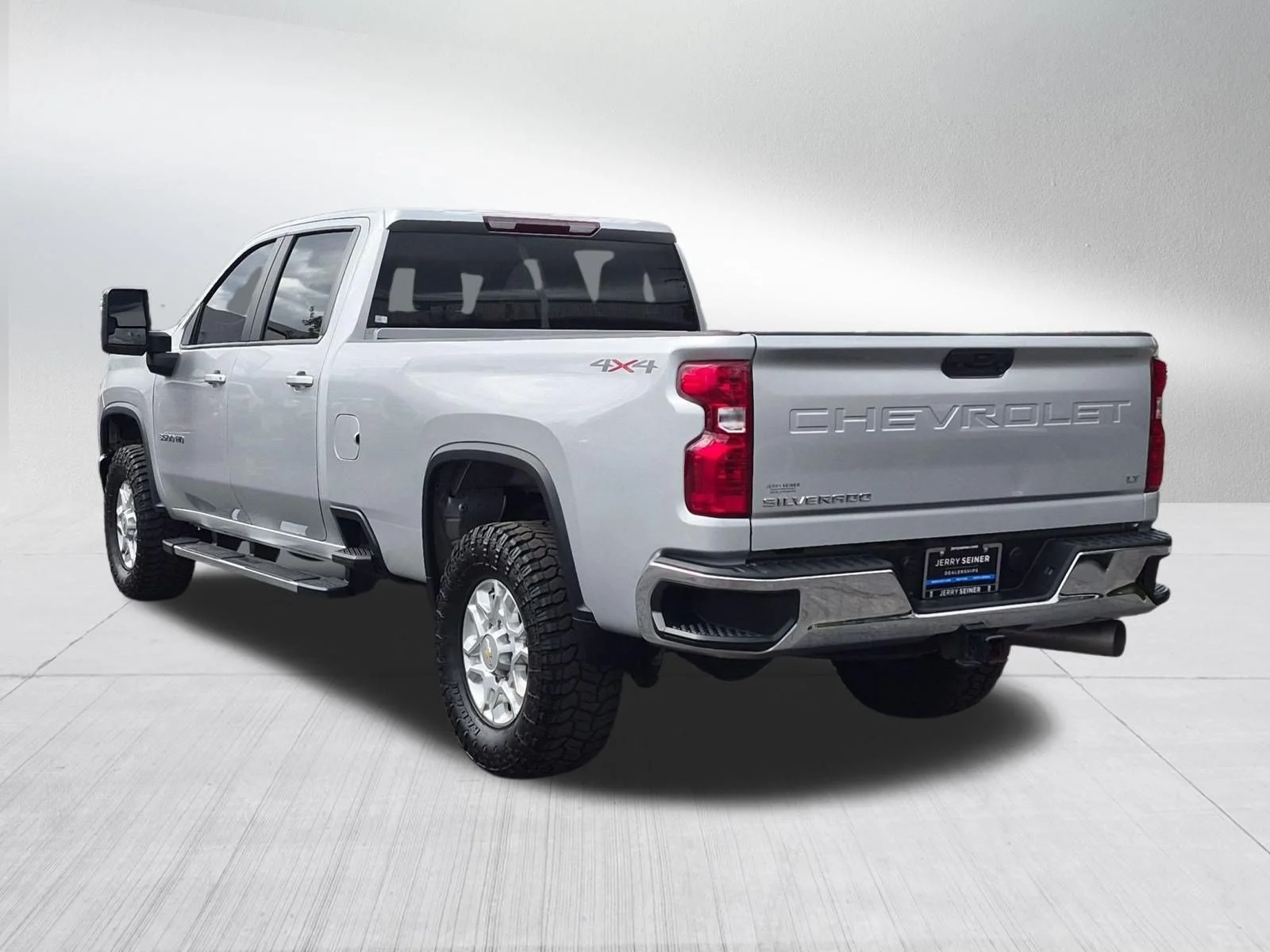 Used 2023 Silver Ice Metallic Chevrolet LT image 3