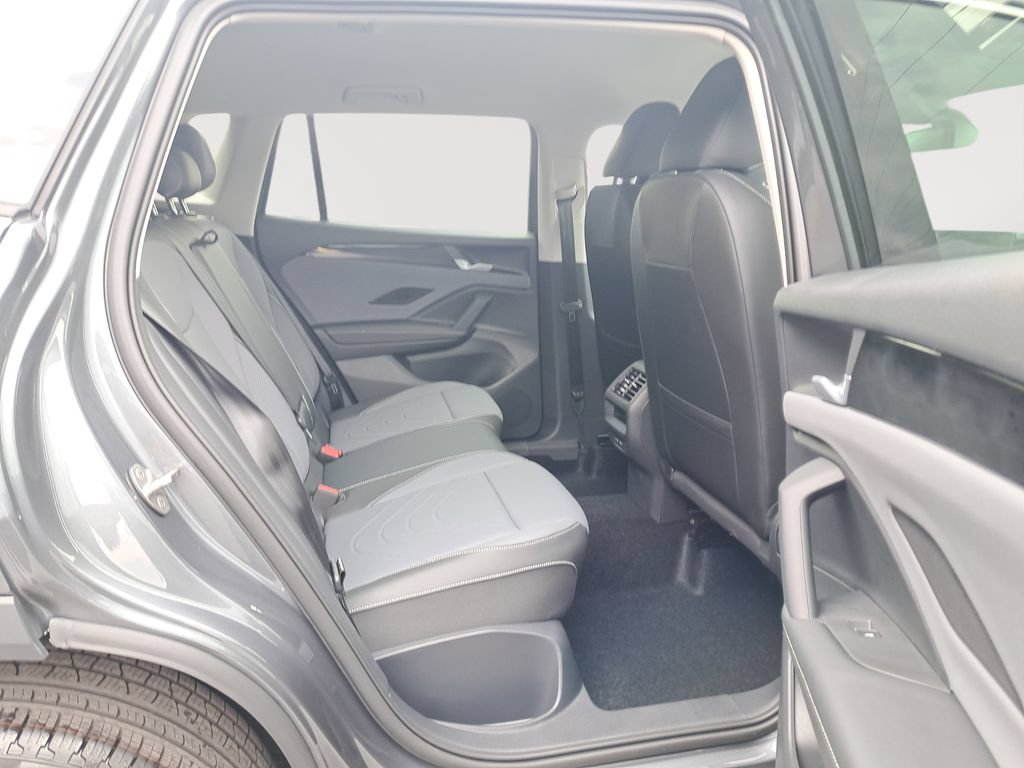 2025 Volkswagen Tiguan SE - Photo 11
