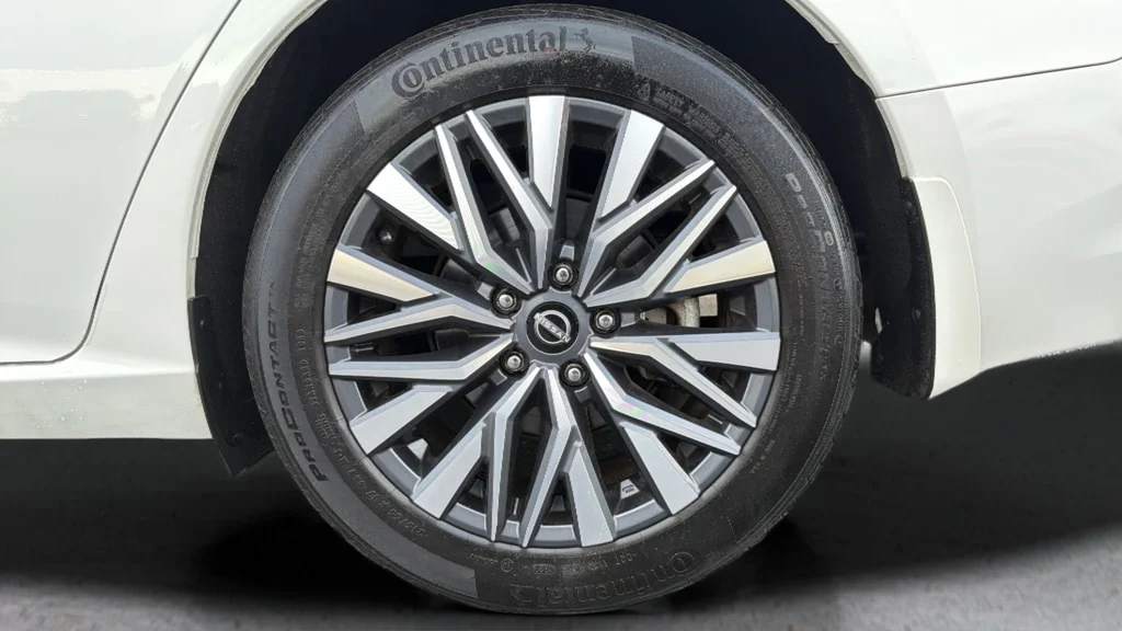 Used 2023 Pearl White Tricoat Nissan 2.5 SV image 29