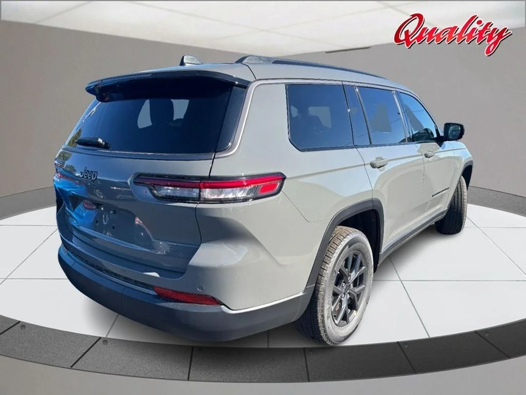 New 2027 Sting-Gray Clear-Coat Paint Jeep Laredo Altitude image 3