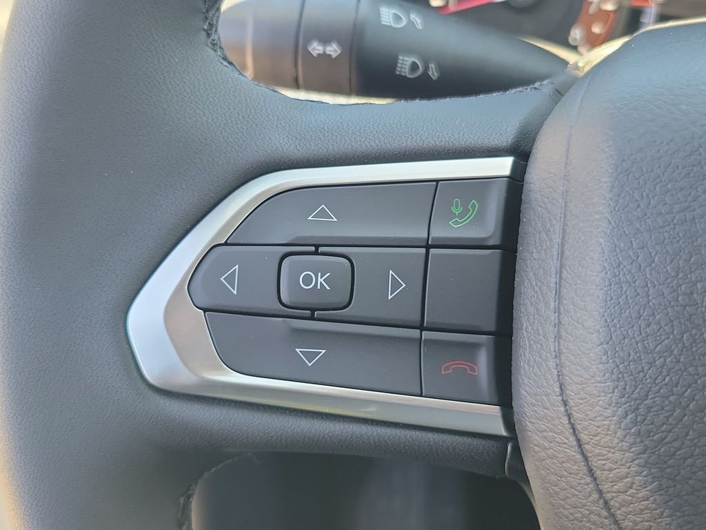 New 2026 Bright White Clearcoat Jeep Latitude image 24