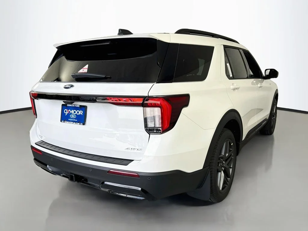 New 2026 Star White Metallic Tri-Coat Ford ST-Line image 7