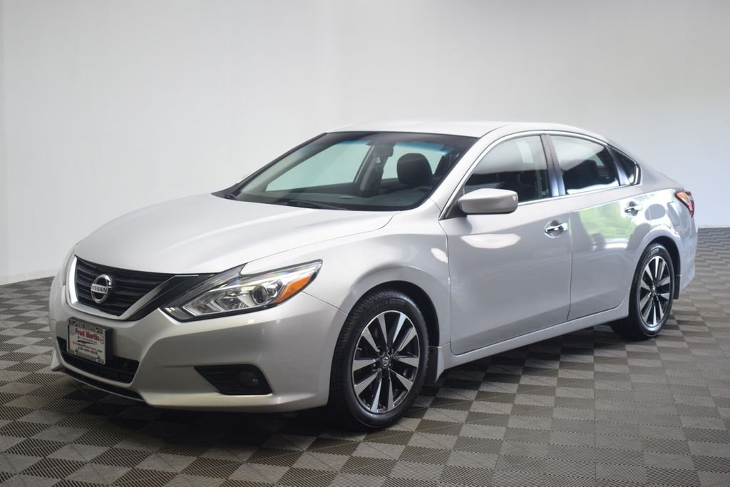 Used 2016 Silver Nissan 2.5 SV image 2