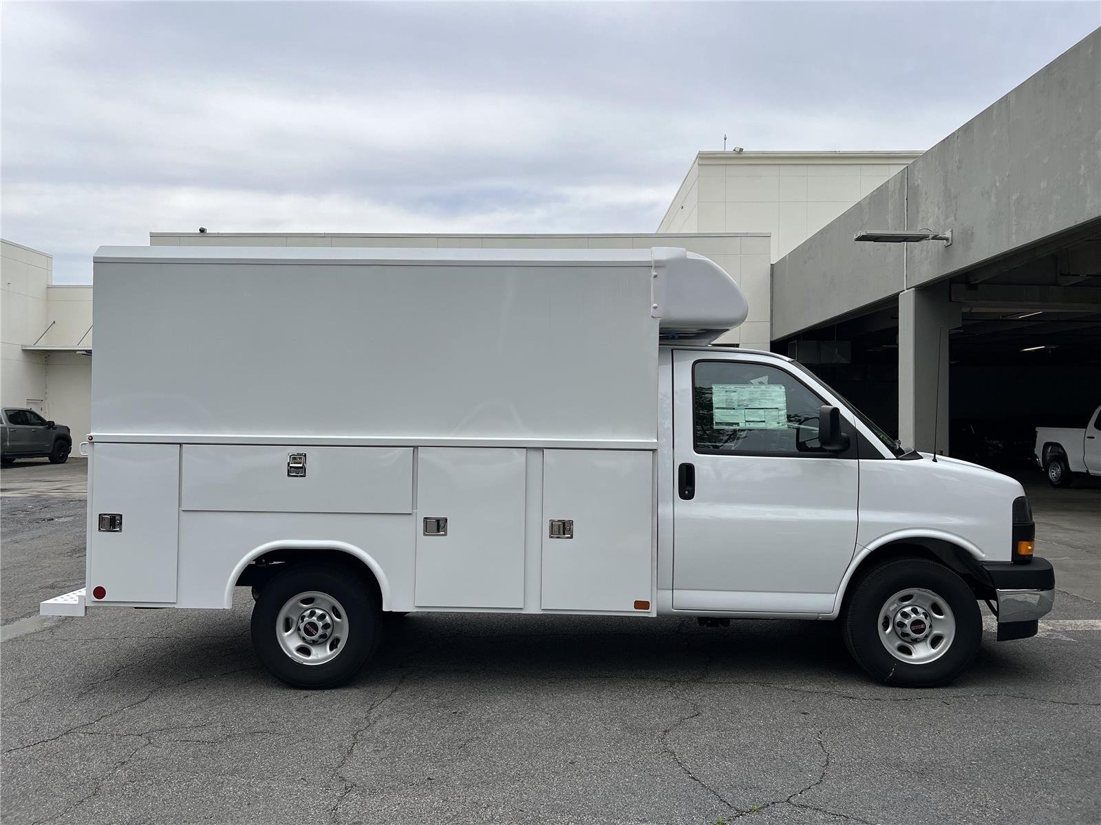 New 2025 Summit White GMC 1WT image 8