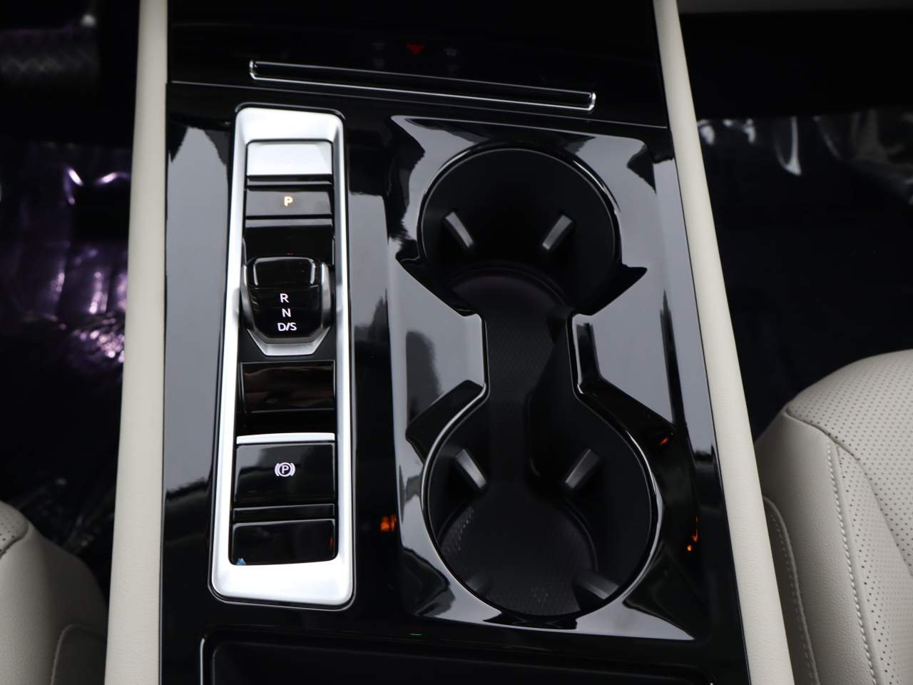 New 2026 SILVER MIST METALLIC Volkswagen SE 4Motion Technology image 6