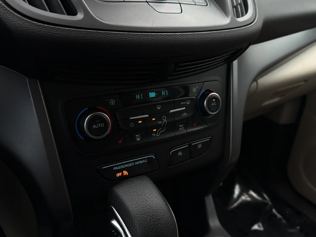 Used 2018 White Gold Metallic Ford SE image 19