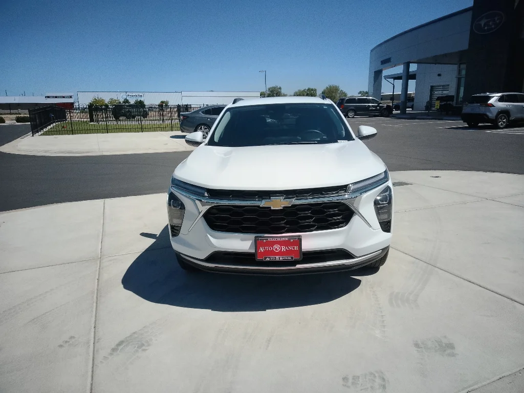 Used 2025 Summit White Chevrolet LT image 8