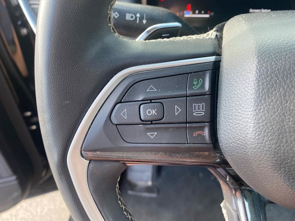 Used 2023 Diamond Black Crystal Pearlcoat Jeep Altitude image 17