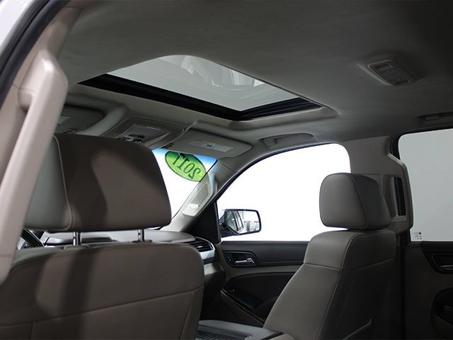 Used 2017 Iridescent Pearl Tricoat Chevrolet Premier image 8
